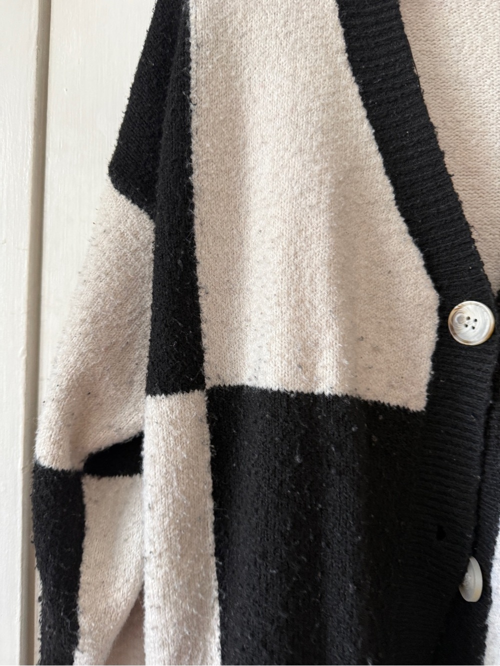 Modern Black and Cream Colorblock V-Neck Cardigan LUNA IVY size medium - Picture 3 of 10